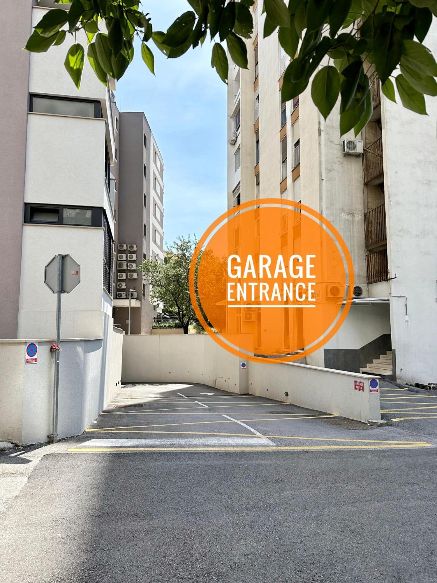 S'Akvarel 4 - Private Garage Apartment สปลิท ภายนอก รูปภาพ
