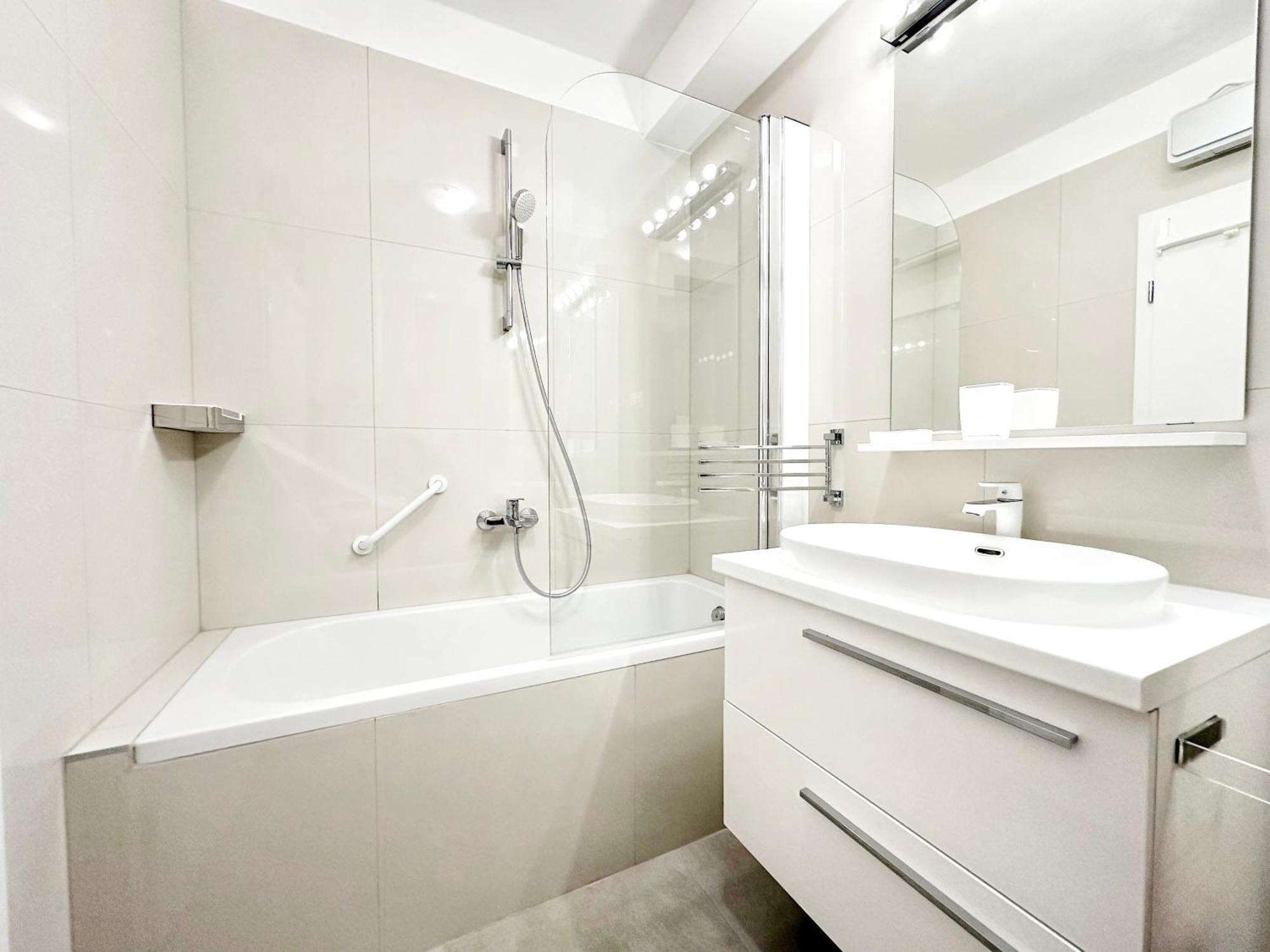 S'Akvarel 4 - Private Garage Apartment สปลิท ภายนอก รูปภาพ