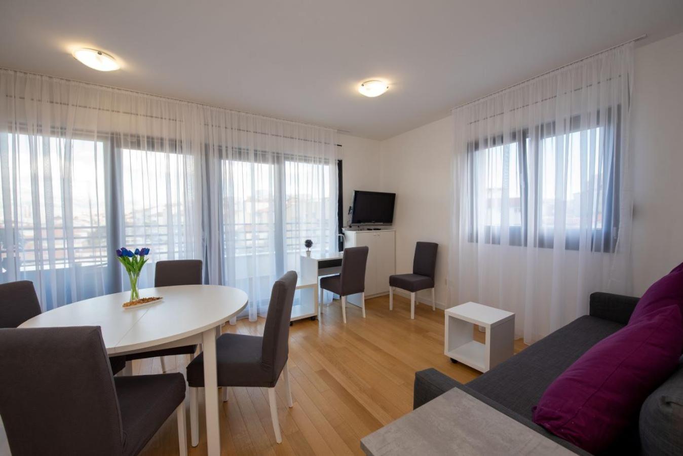 S'Akvarel 4 - Private Garage Apartment สปลิท ภายนอก รูปภาพ