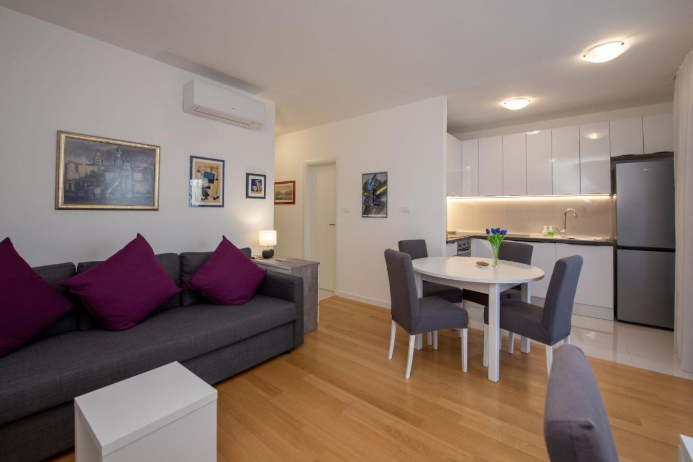 S'Akvarel 4 - Private Garage Apartment สปลิท ภายนอก รูปภาพ